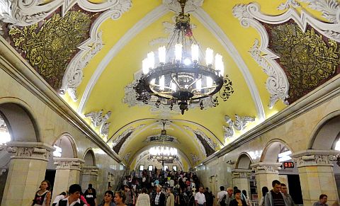 Grkemli Moskova metro istasyonlarndan birinin tavan